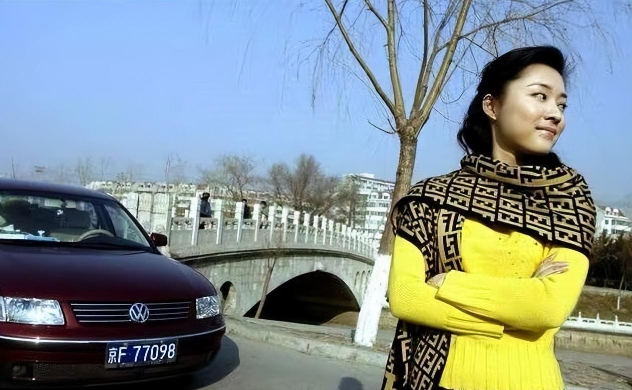 电视主播紫凝:曾靠贷款买车,42岁仍单身未婚,风光背后有泪水_爷爷