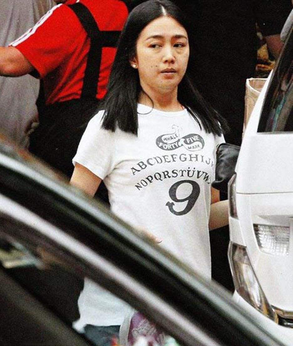 刘德华夫妇助阵女儿!他拎6万包很低调,朱丽倩朴素似普通妇女