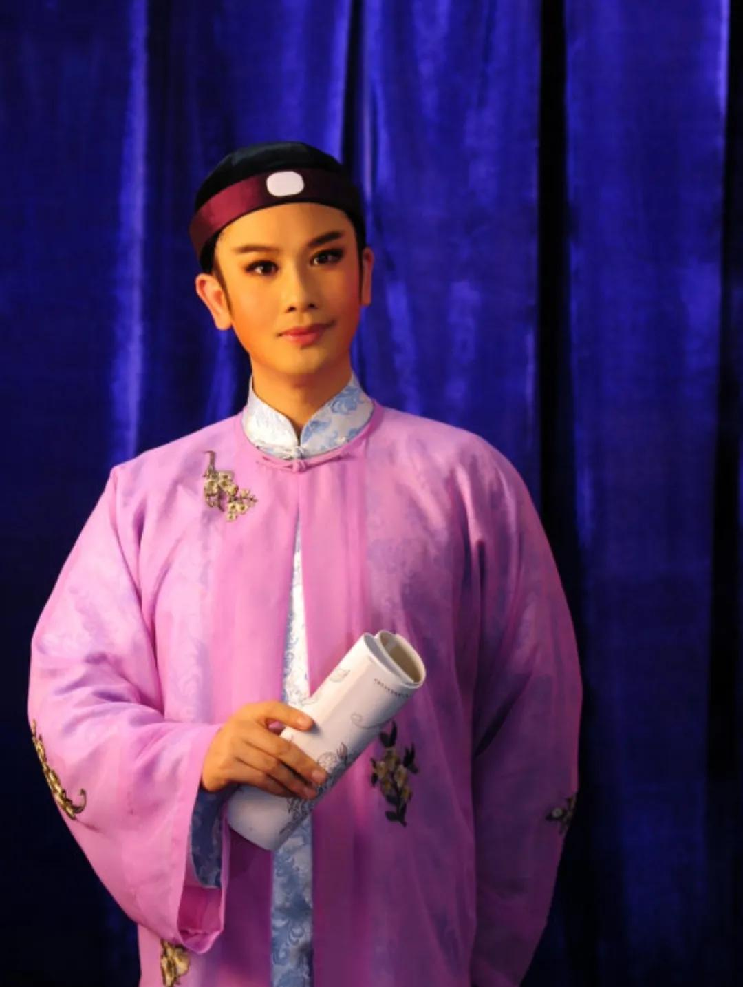 那时杨乃武年龄尚小,都由姐姐照看,因而姐弟感情深厚,如同母子.