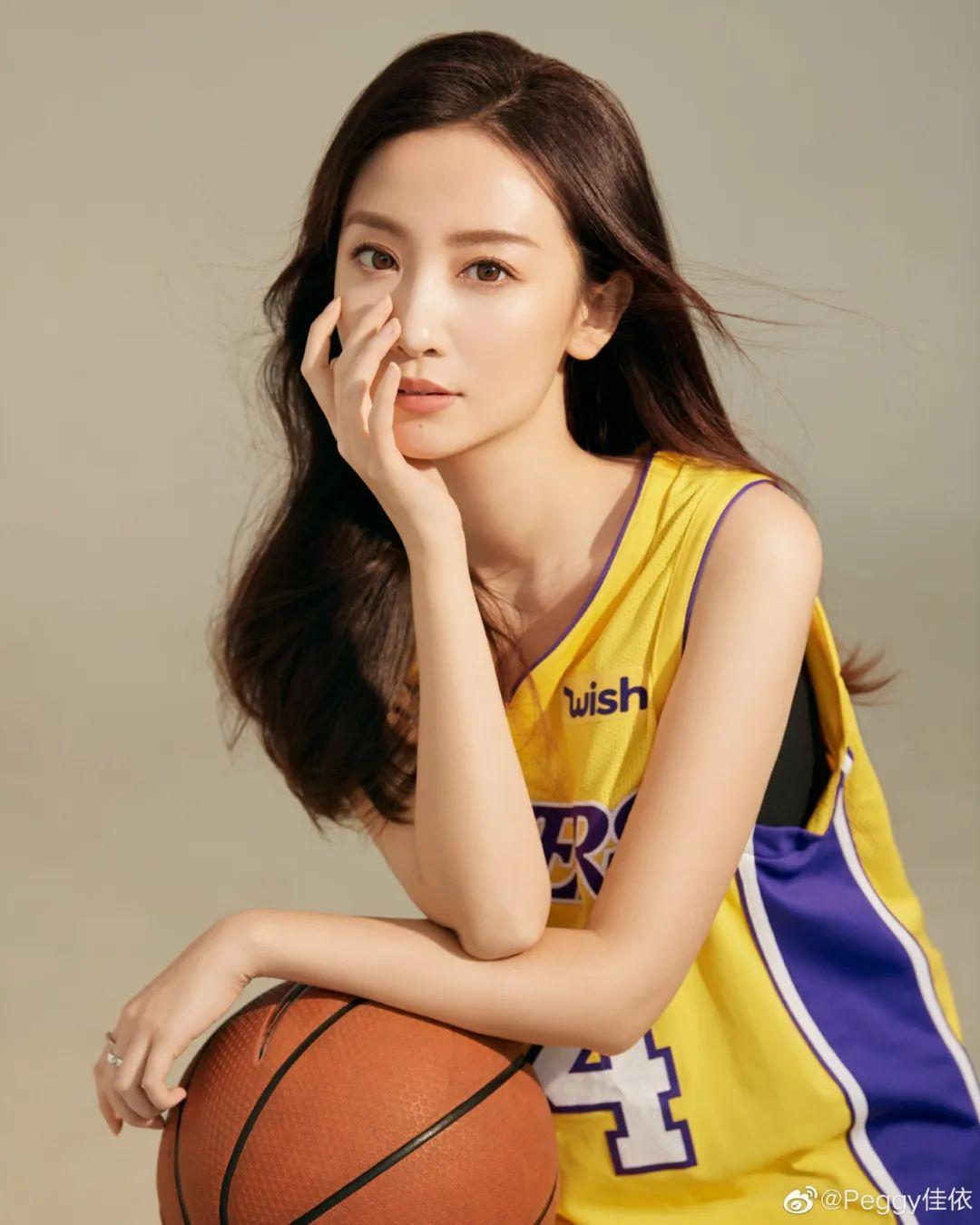 看起來非常的俏皮可愛每次佳依笑的時候身高也是眾多nba女主播中最高