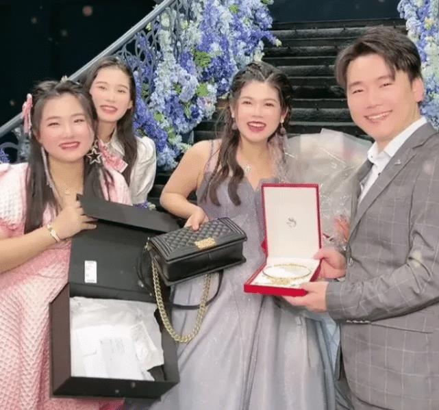 陈三废妻子办满月宴,姐姐送5w限量包,姐夫送大金链子_陈橙_家里人