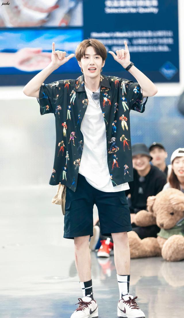 一夜爆红前的心酸遭遇,王一博的这一夜花了十年,出道被泼动物血_舞台