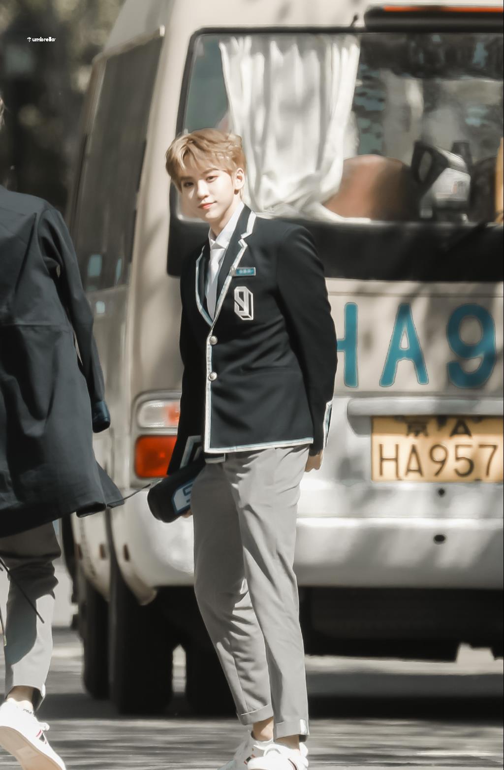 余景天晕倒紧急送院!粉丝扒出节目片段,站着都能睡着!_tony_工作_身体