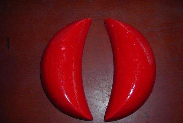 一般"三筊"才算完整的占卜仪式,因此掷筊人完成第一次后还要合掌谢过