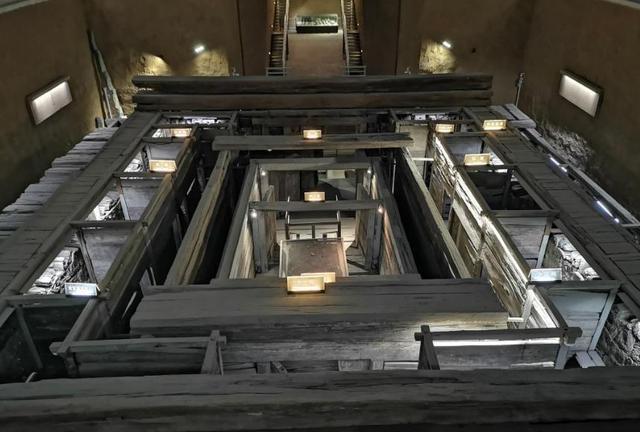 这种"近乎"严丝合缝的构造,一为防水,二则防盗,黄肠题凑是周,汉时代一