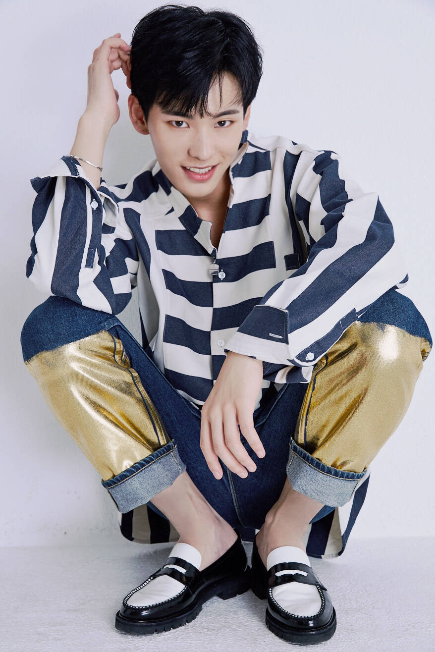 前unine成员姚明明和女生激吻视频曝光,亲密搂腰大时尚_女孩_网友