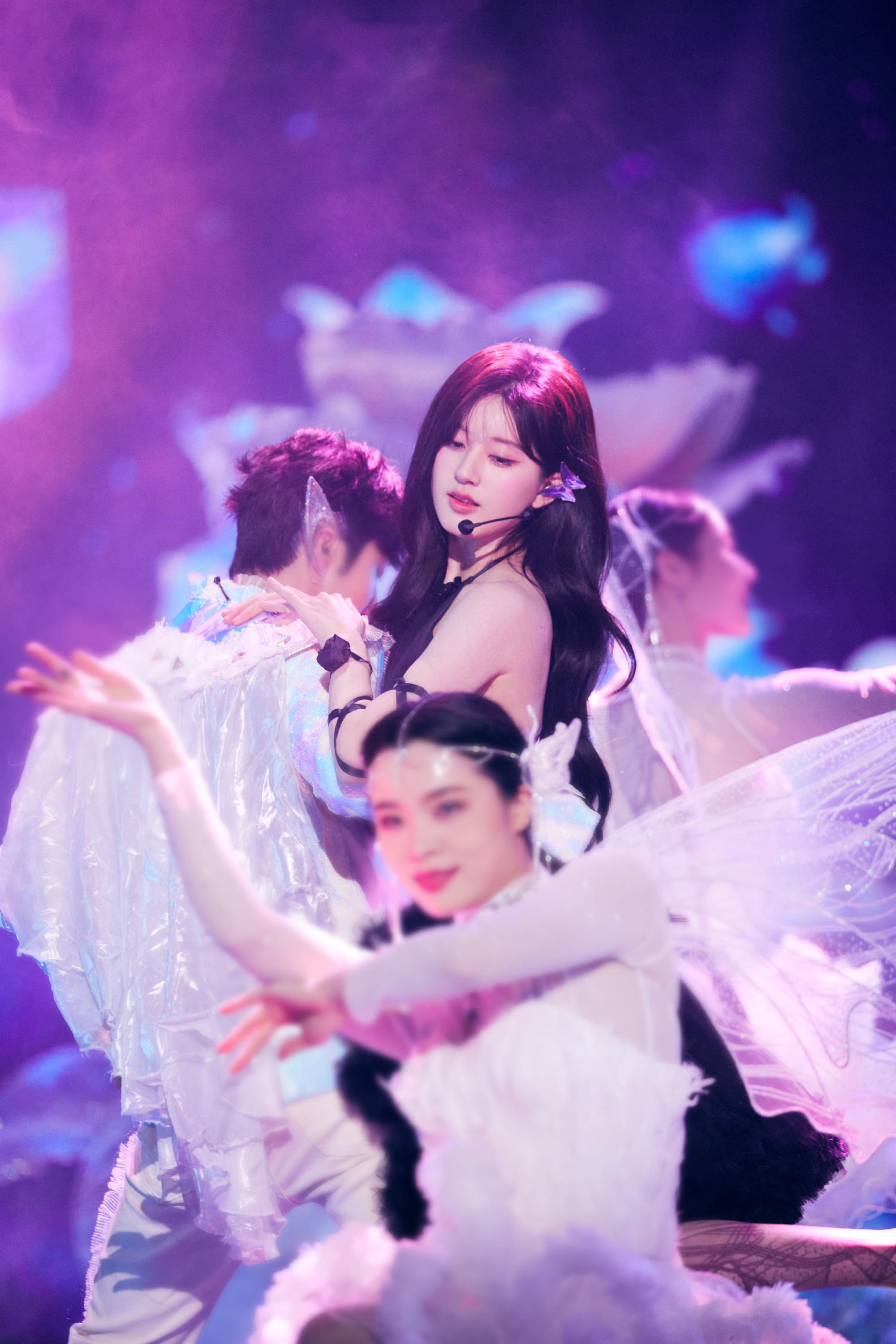 《梦圆东方2023东方卫视跨年盛典》中,赵露思的腮红不影响她的美_如斯