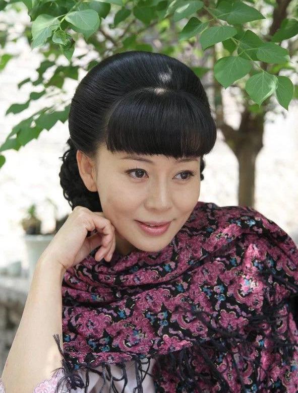 在美女如云的演艺界,张雅萌的外表不算惊艳,大概也没有什么特别资源