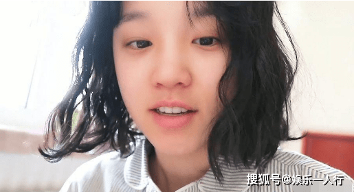 宋雨琦还曾经晒出过一组素颜起床照,画面中的她就像一个"黄毛丫头"