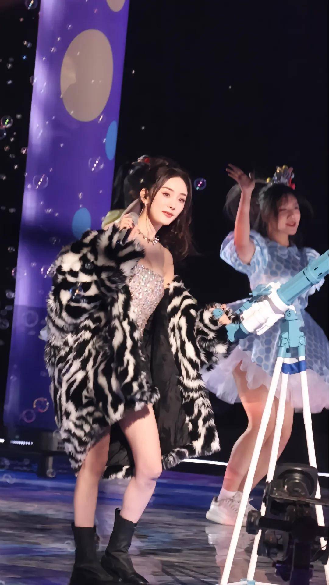 看杨幂跨年夜跳唱,俘获粉丝心_生活_身材_常人