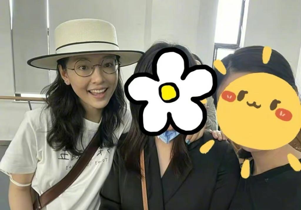 吴倩带女儿外出聚餐,大红棉裤配拖鞋毫无星味,开心逗娃母爱满满