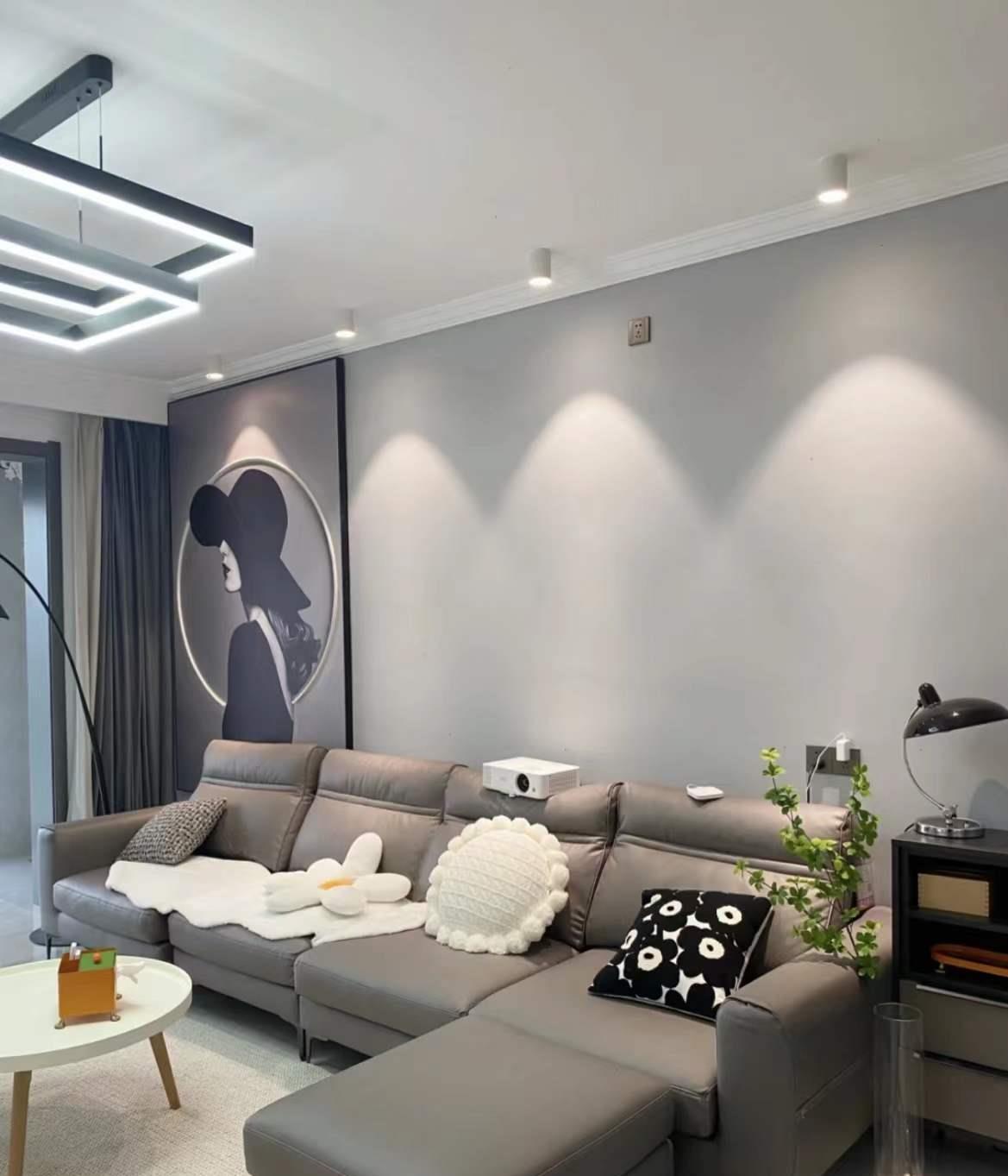 没有使用当下流行的太空漫步,沙发背景墙是浅灰色,其余全屋都是大白墙