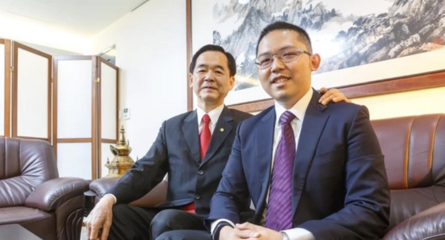 78岁亿万富豪四婚娶娇妻,仅一个月儿子猝死,前三任妻子两位去世_王应