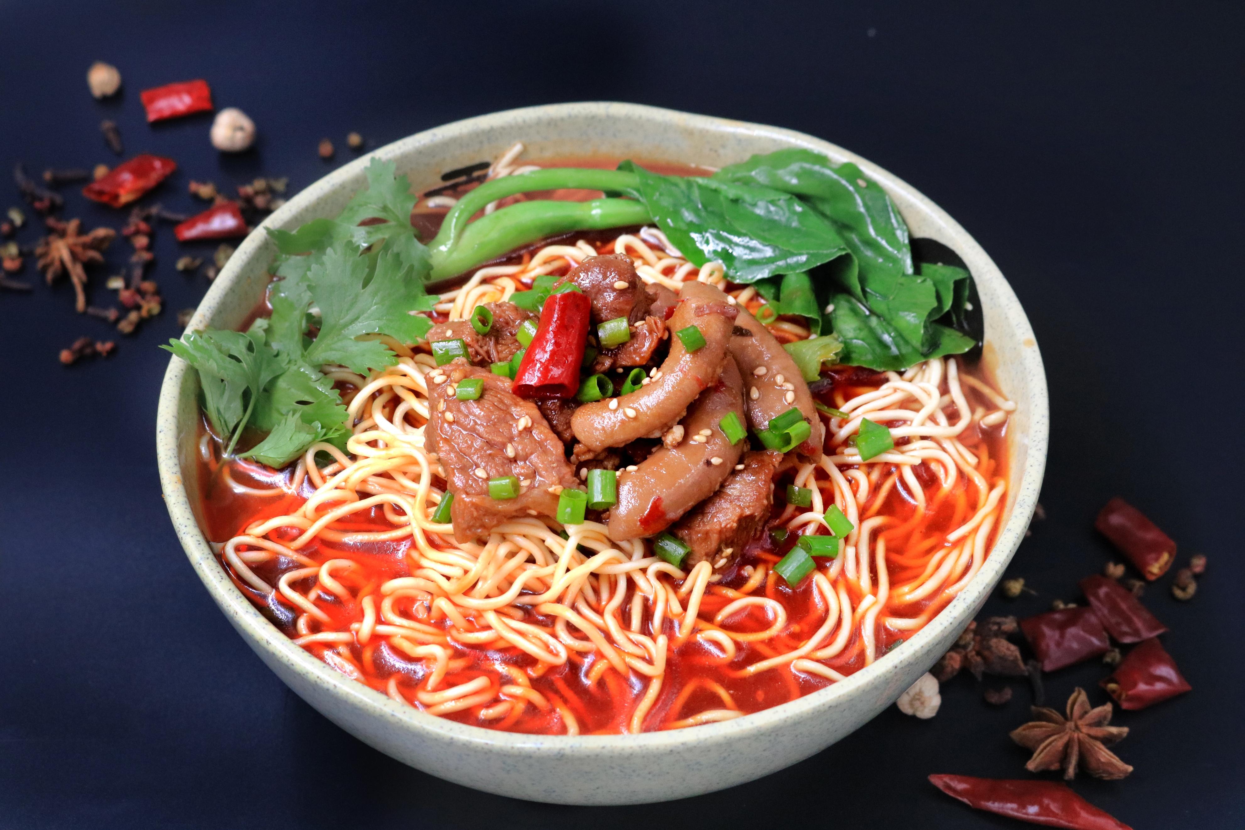 襄阳牛肉面襄阳黄酒来过襄阳的人,都听说过一句话:襄阳人的命根子,是