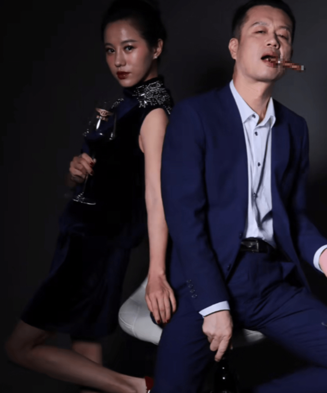 而傅大勇是东方斯卡拉的金牌主持人,见证了庞龙,阿宝等草根艺人的成长