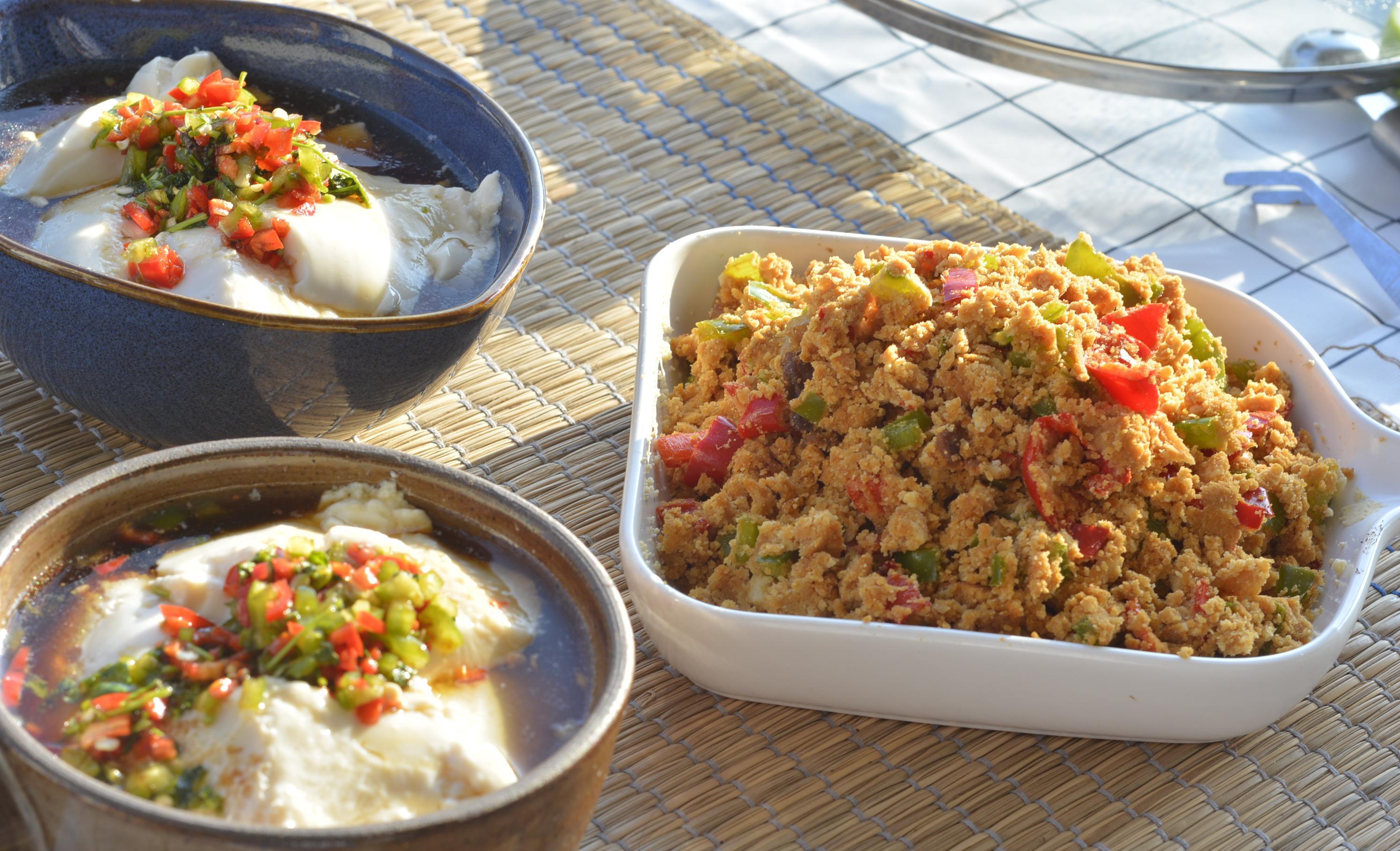 北方人爱吃咸豆花,江浙沪吃甜豆花,都不如四川豆花吃法,太下饭_美食