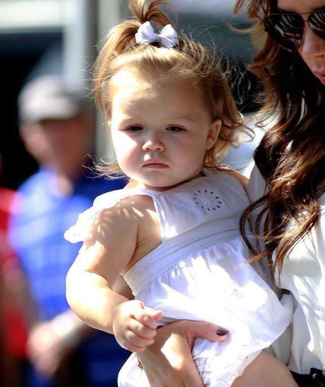 哈珀塞文贝克汉姆笑容灿烂,像个小天使_孩子_家人_维多利亚