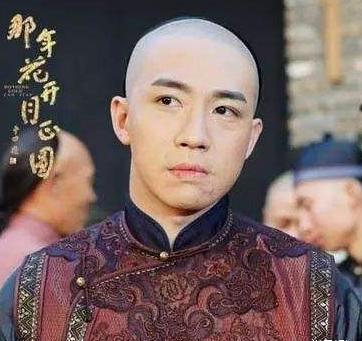 《八佰》俞灏明,赤身露当年伤疤冲击大,人生十载