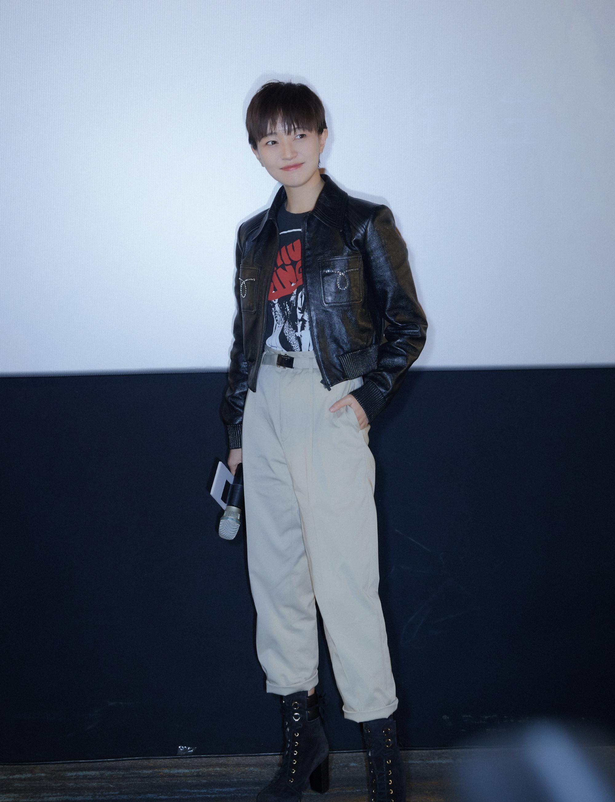 从书里走出来的女主角,晒春日大片,中性风造型依然阳光_焦俊艳_高以翔