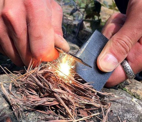用两块火石碰撞产生的火花引燃易燃物,后来又有专用的火镰敲击燧石或