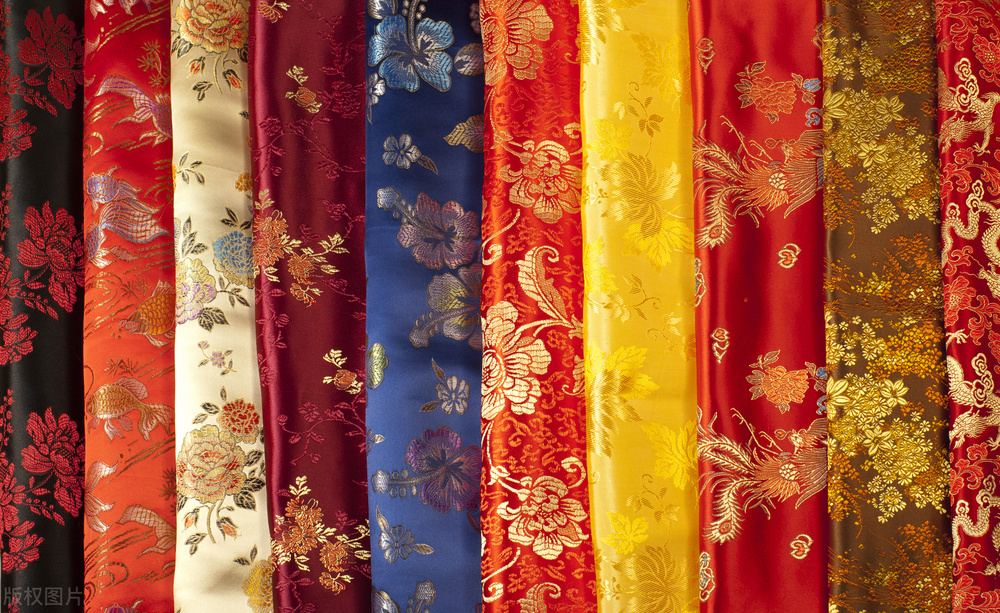 而王公贵族以之为炫耀品居多,逐渐地,中低档的丝绸制品就退出历史舞台