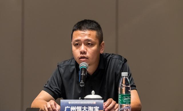 所以恒大只能改变原先的计划,选择继续信任卡纳瓦罗,让郑智和高寒各归