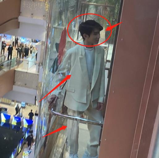 王源参加活动,白色西装生图颜值真实,谁还嘲他健康宝照片?