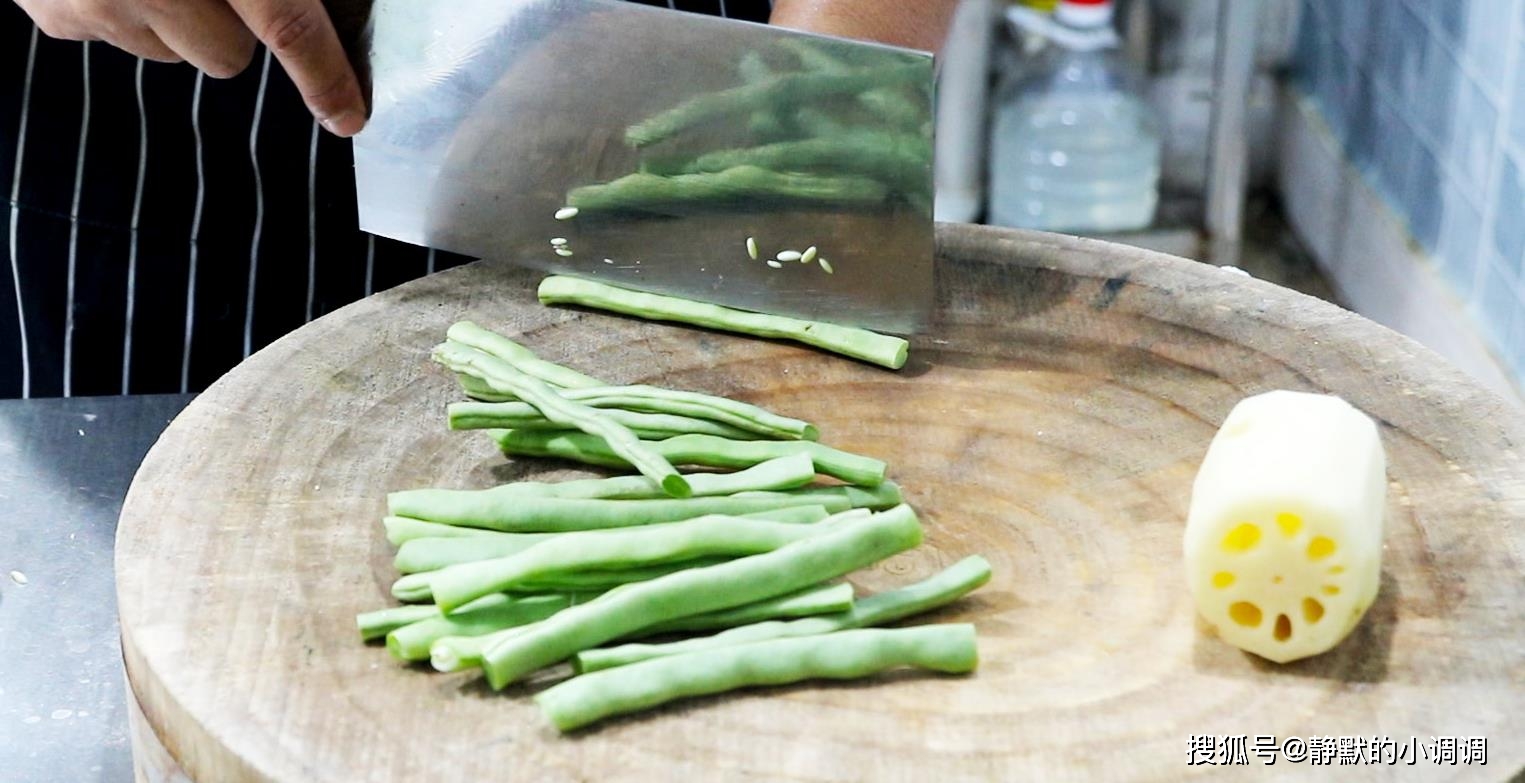 翻炒几下,加入10克老抽上色酱,下冬瓜翻炒,再加入花椒,十三香各5克