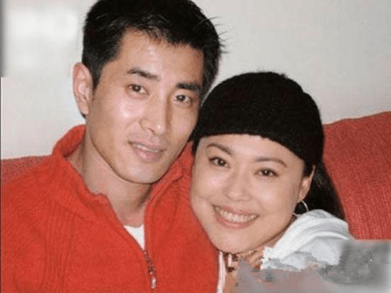 50岁李菁菁罕见晒照,与小21岁老公贴脸合影,看起来却像母子!