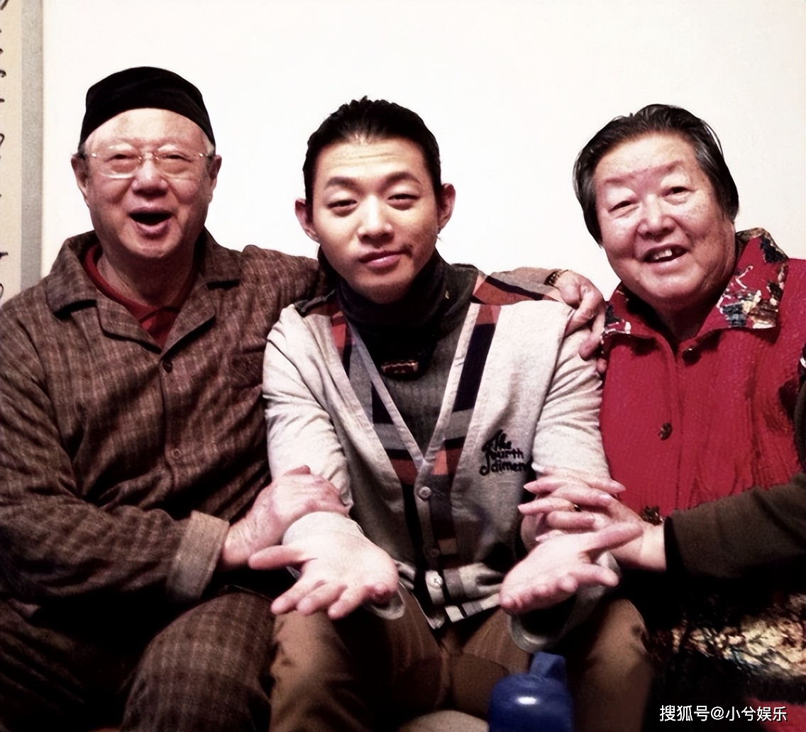 生前感染新冠插管抢救,老伴为其唱歌惹泪目_霍尊亦_老人_父亲