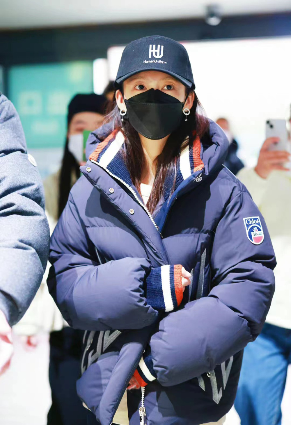 李沁穿蓝色运动羽绒夹克配九分瘦腿牛仔裤,保暖时尚,利落干练_效果_米