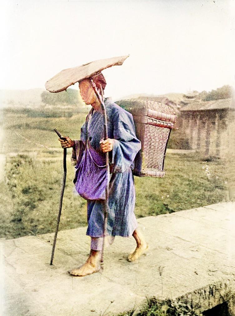 1917年的四川遂宁:当兵的拿着长枪坐滑竿,老百姓背着青草赤脚走_男子