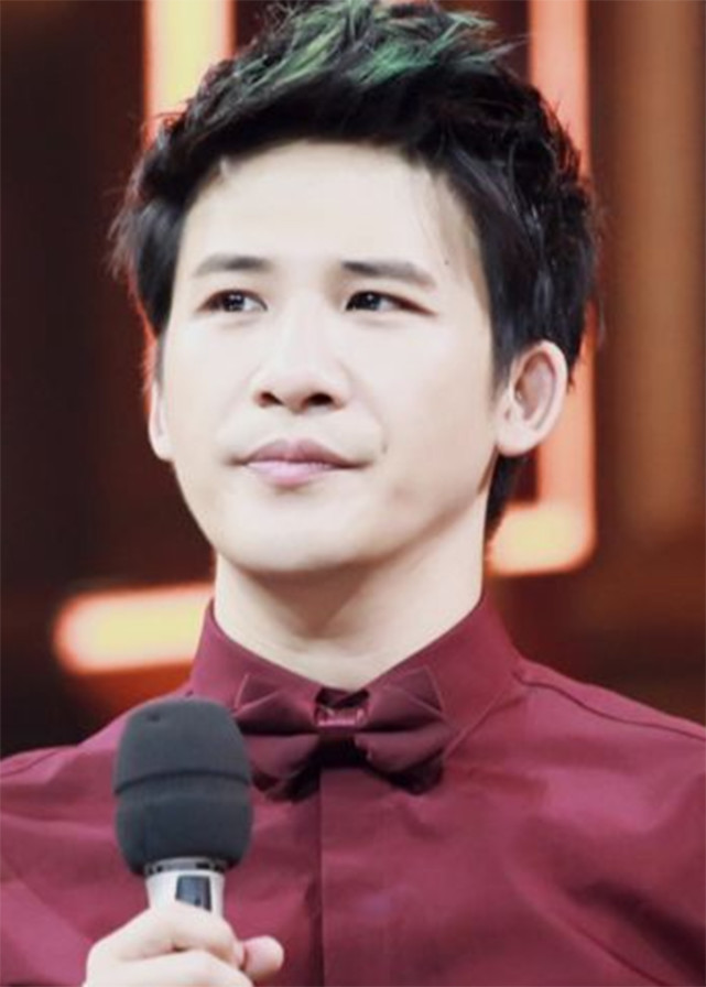 大张伟说自己年轻时长得像易烊千玺,原以为是玩笑,看到旧照心动了!