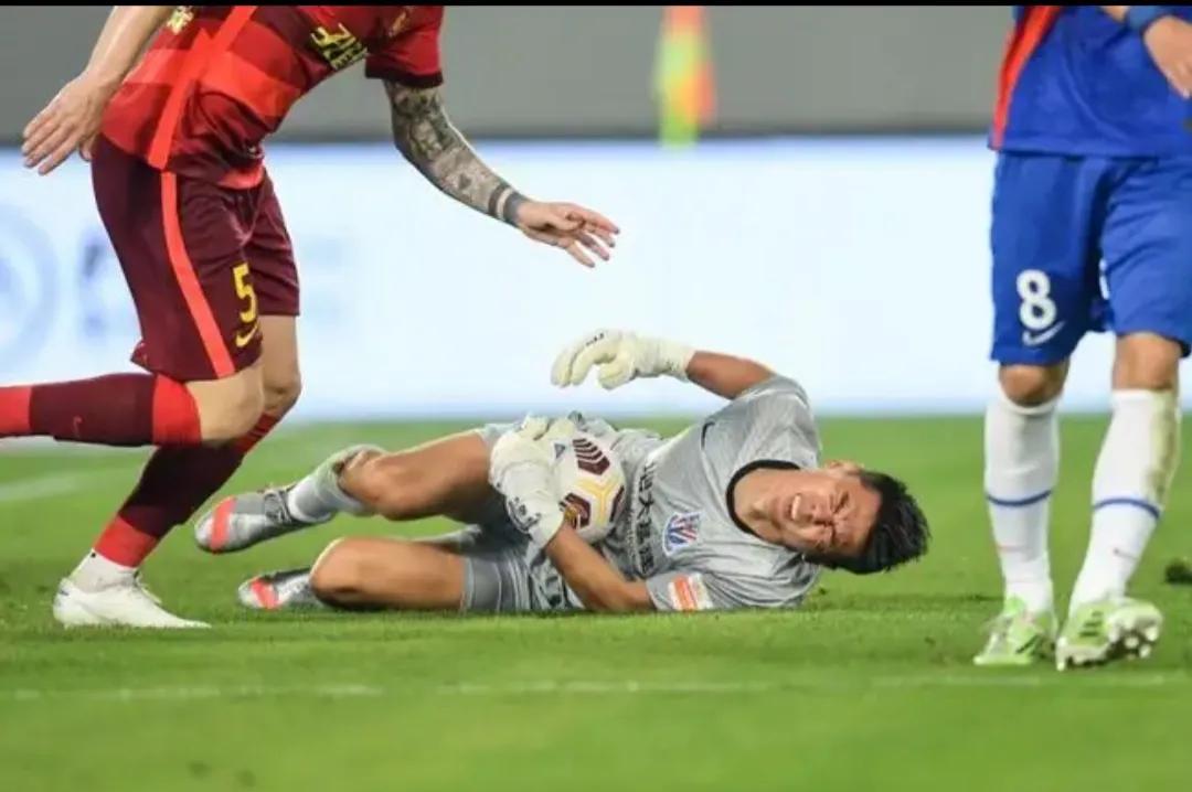 硬汉门将曾诚:从第一滴血到遍体鳞伤,战斗到底无怨无悔_比赛_扑救