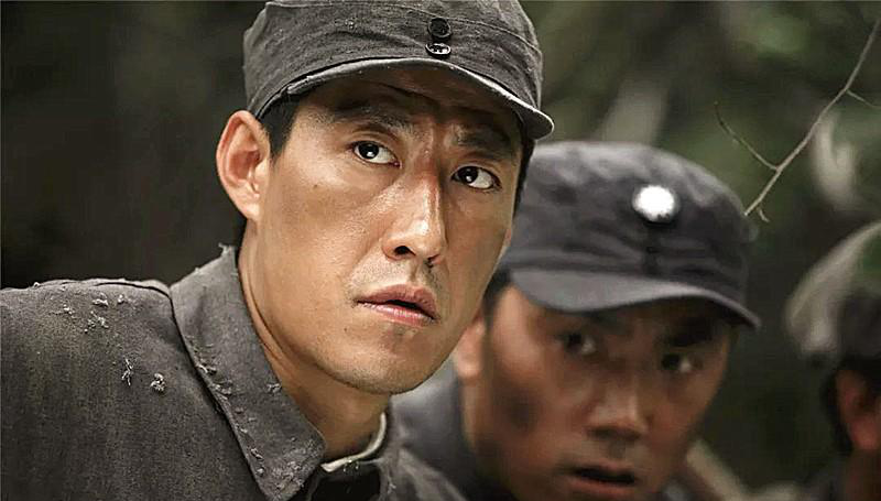 《中国兄弟连》剧的结尾,曲虎和袁学勇两人为了替唐庄百姓报仇,与日军