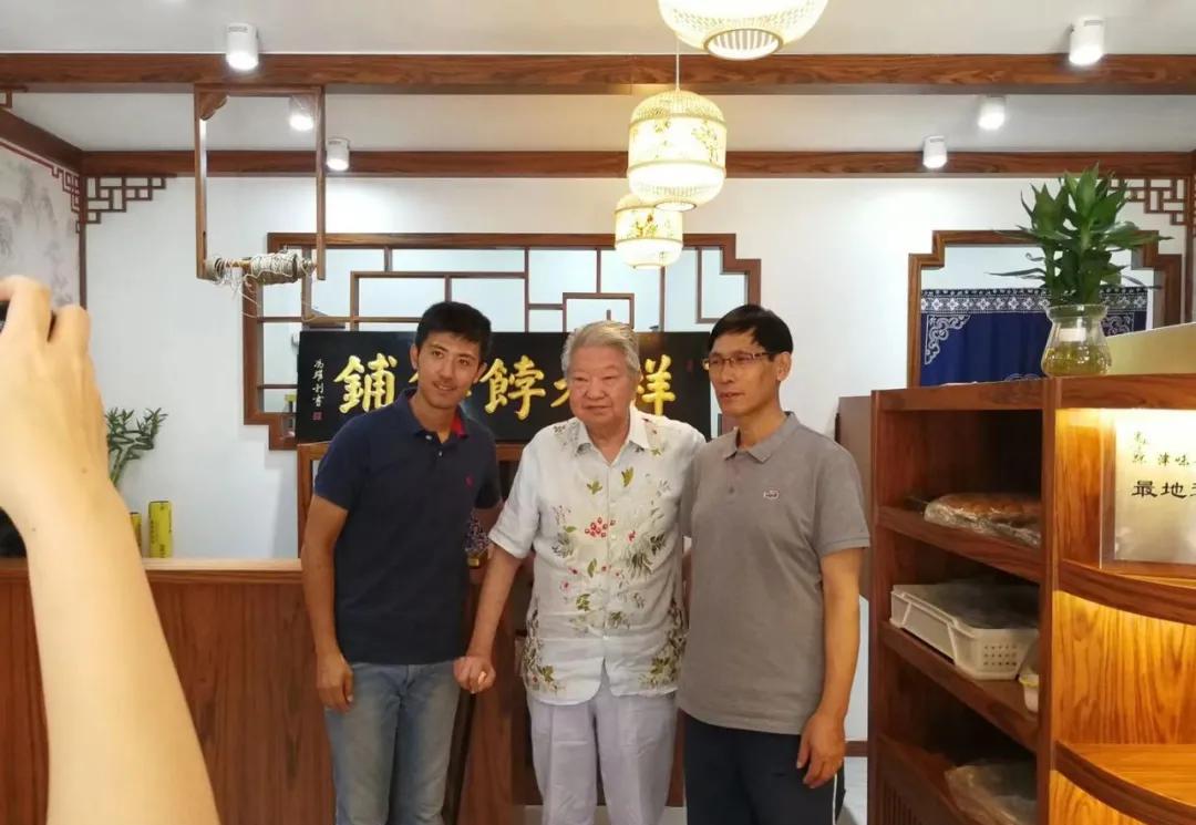 杨明(左)食神蔡澜(中)与杨鸿年(右)在店里,蔡澜一品就是大半天,直呼这