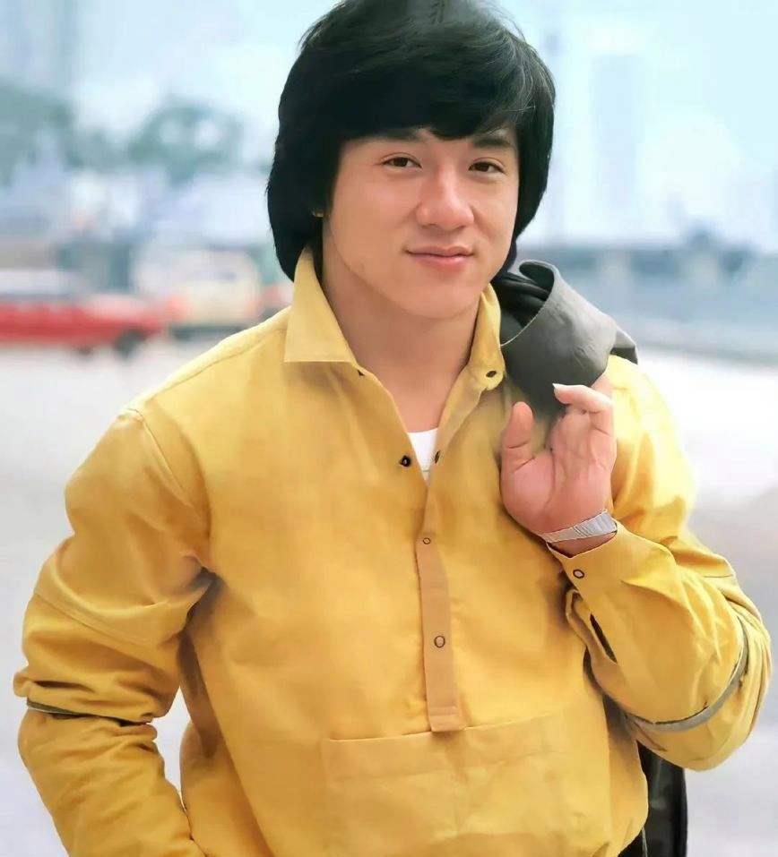 成龙被黑社会骗去打牌 灌自己12杯威士忌逃过一劫_台湾_帮派_众人