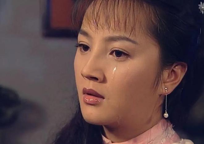 在《宦海争锋》这个单元中,她扮演楚楚动人,我见犹怜的才女苏卿怜.