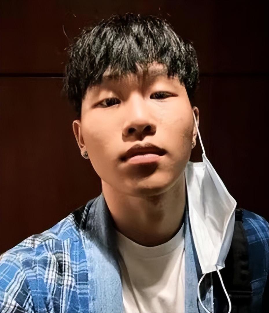 其实陈坤的儿子和圈里大多数的二代明星一样,小时候被父母保护的很好