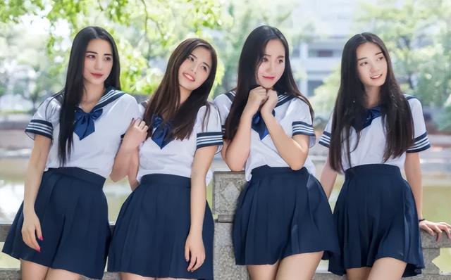 本来大学生穿什么拍照是自己的自由.