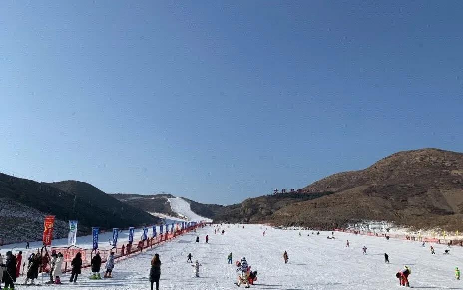 3,内蒙古赛马场仟胜冰雪体育园:位于呼和浩特市新城区呼伦贝尔北路27