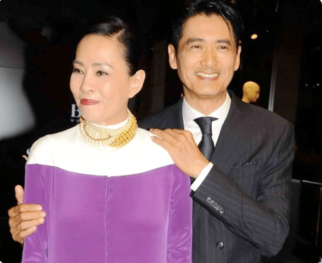 周润发妻子罕见出镜,一身白色运动装气质美,与老公至今无儿无女