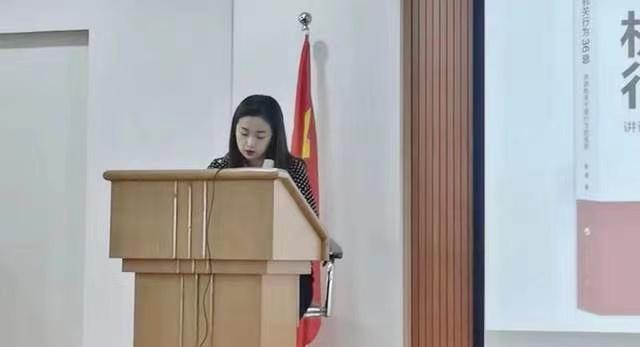 唐嘉良是圈外人,毕业于北师大法学院,是个高学历美女.