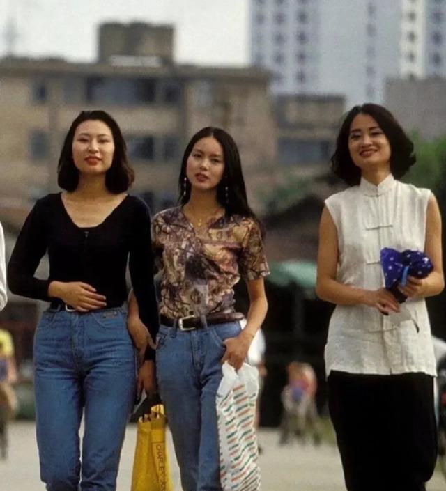 别总觉得90年代经典在国外,看看北上广30年前街头照,太时髦