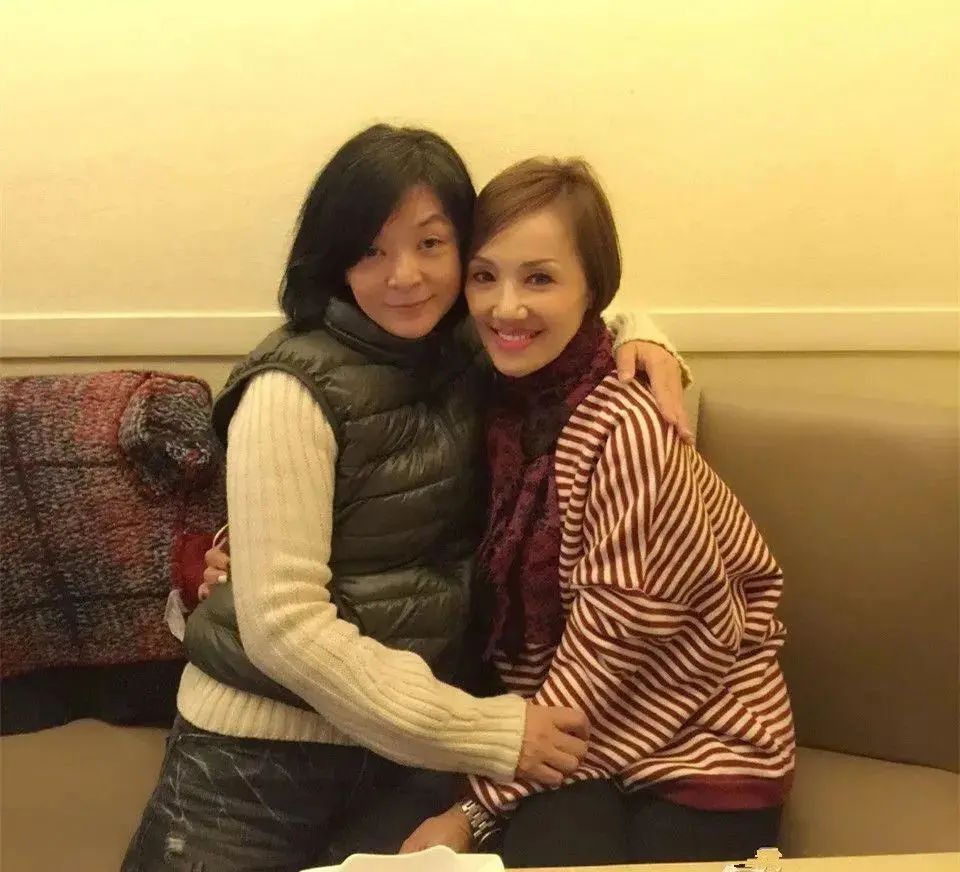 陈玉莲没整容,脸松弛下垂但胜在自然,跟好友合影落落大方不美颜_那一