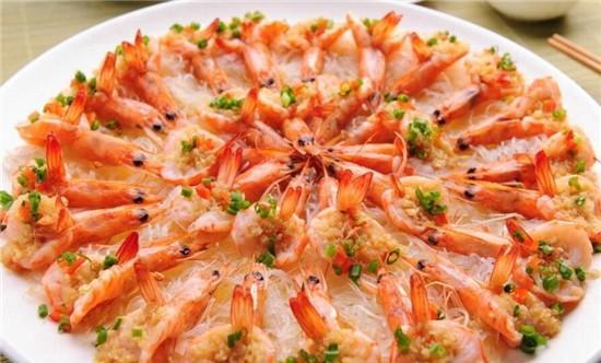 第三步:摆盘开蒸这时候我们可以先将虾肉进行摆盘,先在盘子的底部垫上