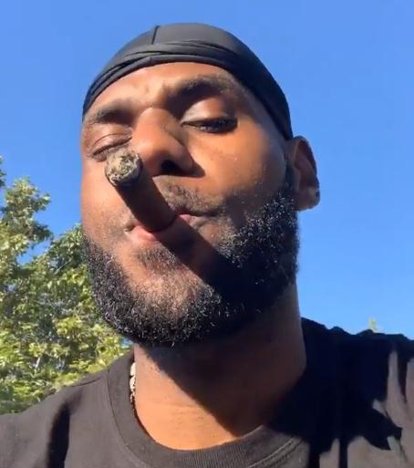 同一天,詹皇威少抽雪茄保罗乐开怀,哈登则是和新女友派对狂欢_带着