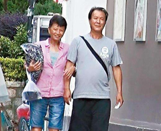 如今坐大街抽烟老到不敢认,老婆更像是中年老汉