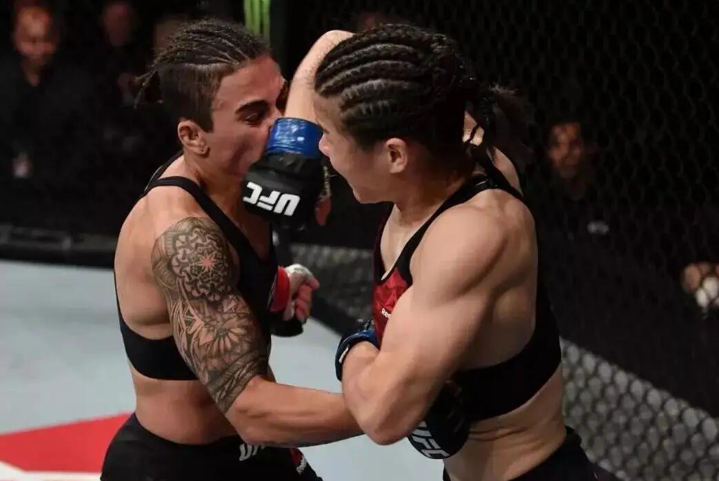 世界格斗第一人张伟丽获得巴西柔术棕带,他能打败曾经的战争之父吗?