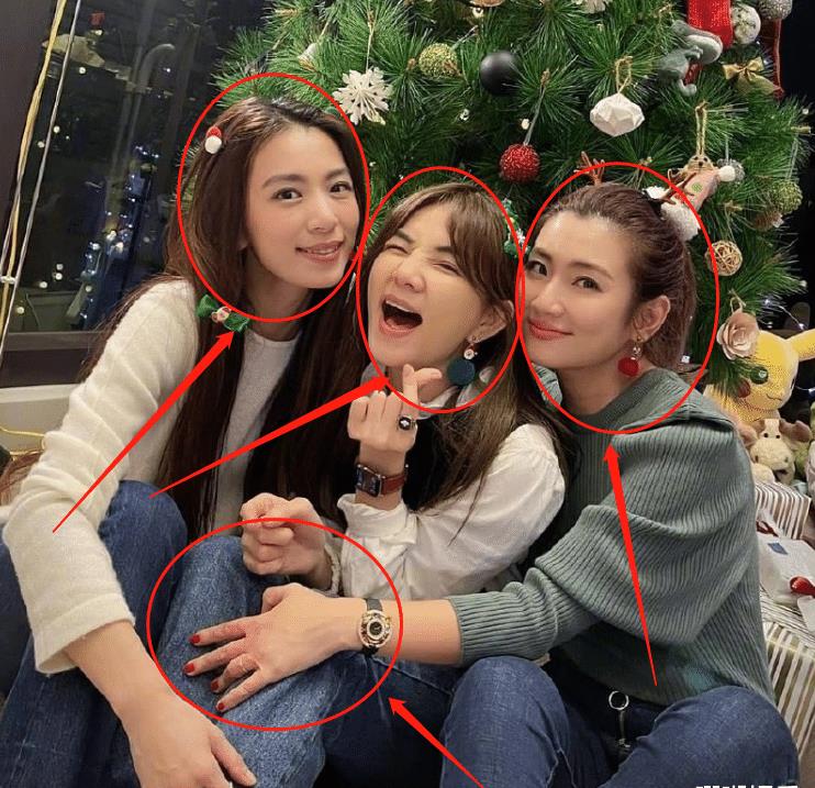 she拍圣诞照,三人贴脸自拍超温馨,任家萱烧伤过的手让人心疼_selina